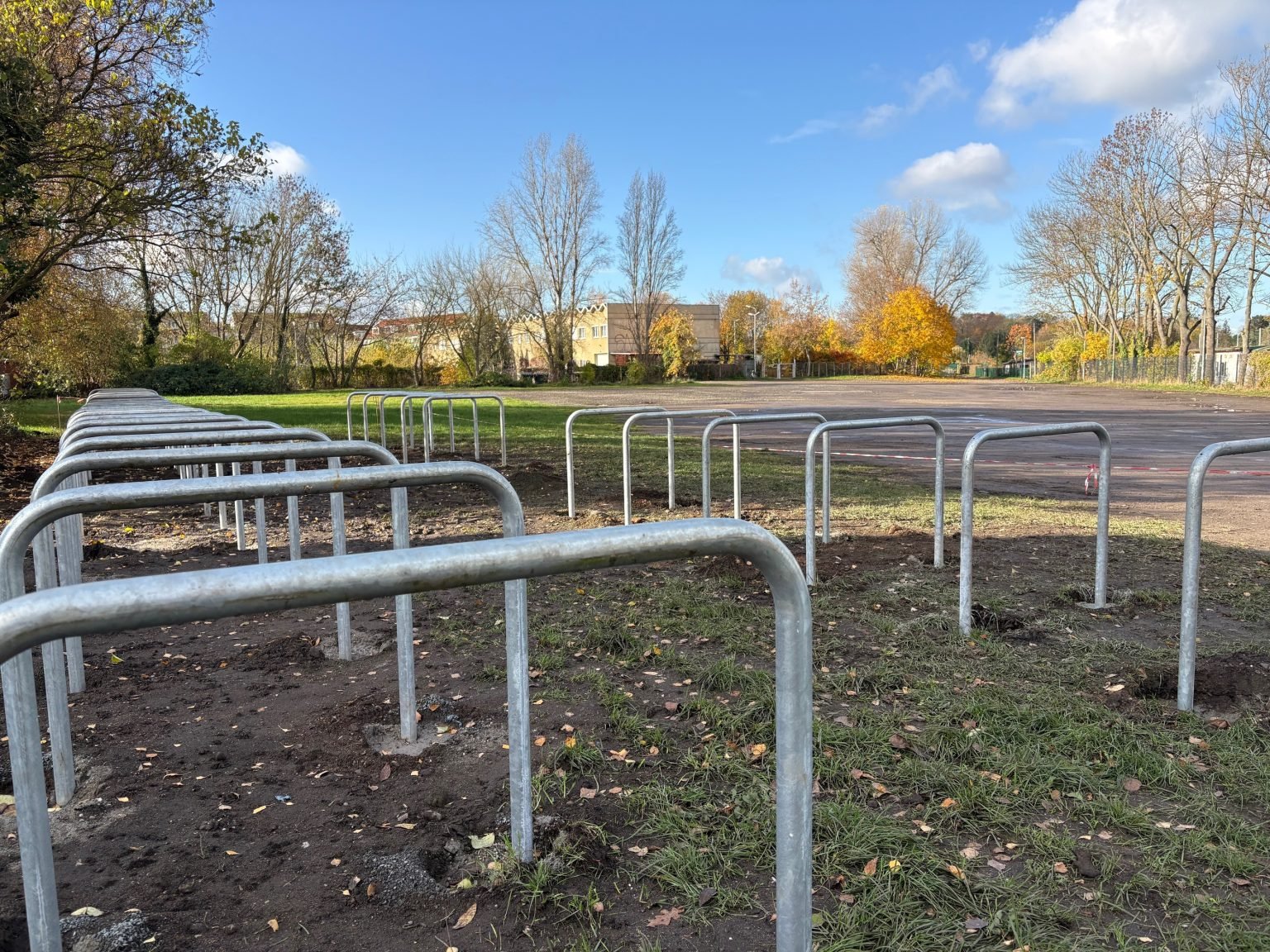 Neue Fahrradständer am AKS